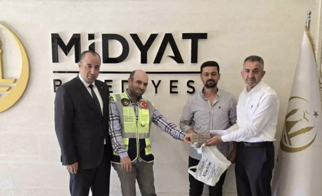 Temizlik işçisi dürüstlüğü ile takdir topladı