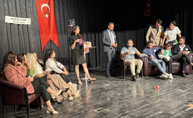 Tiyatro topluluğu gösterilerine devam ediyor
