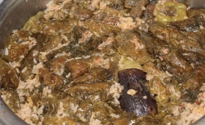 Aşçılık Kursunda dolma yemeği öğreniliyor