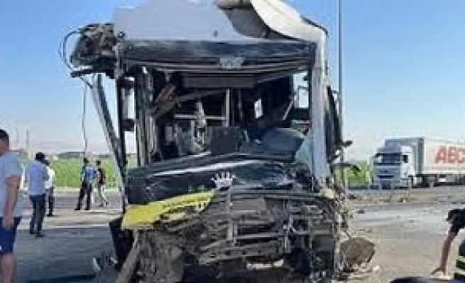 Halk otobüsü TIR çarpıştı 1 ölü 9 yaralı