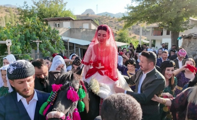 At’la Gelin alma geleniği yaşatılıyor