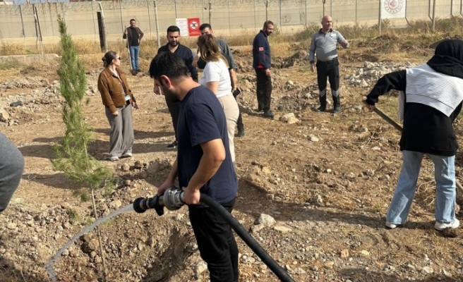 Havalimanında 500 fidan toprakla buluştu