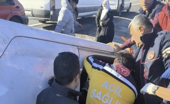 Otomobil devrildi 2 yaralı