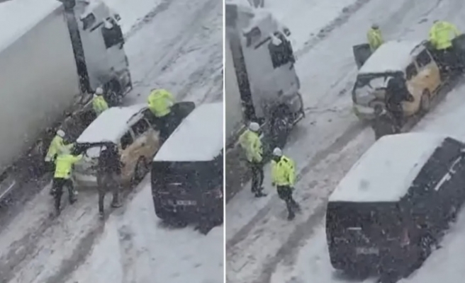 Polislerden yürekleri ısıtan yardım