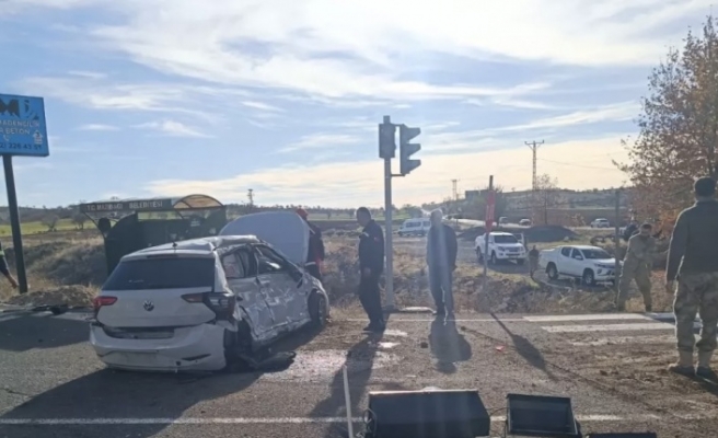 Tır Taksi çarpıştı 1 kişi yaralandı