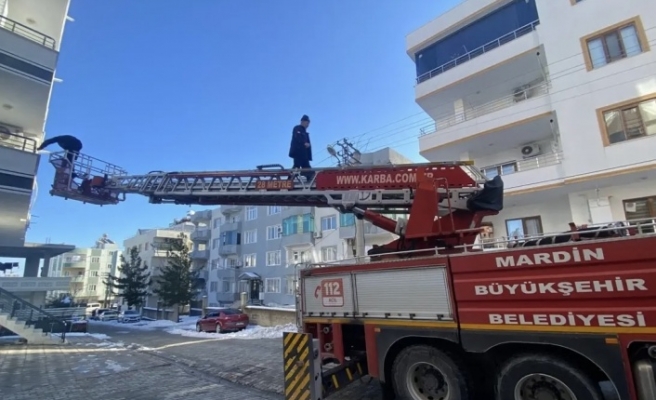 Balkonda mahsur kalan kadın kurtarıldı