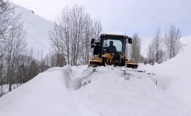 Beytüşşebap’ta Köy yollarında karla mücadele devam ediyor