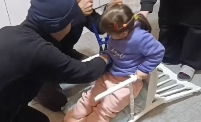 Sandalyeye sıkışan çocuğu itfaiye kurtardı