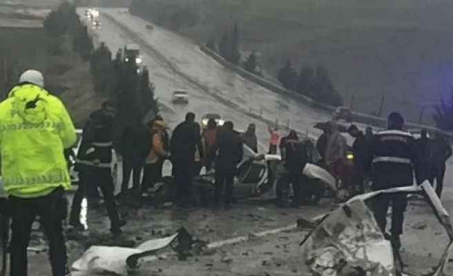 Yolcu otobüsü otomobil çarpıştı 3 ölü