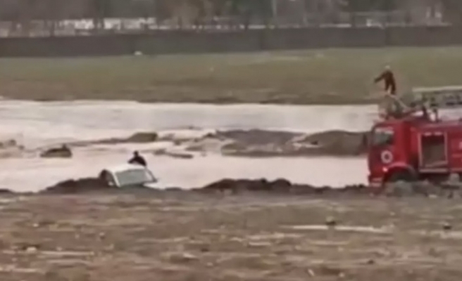 Araçta mahsur kalanlar kurtarıldı