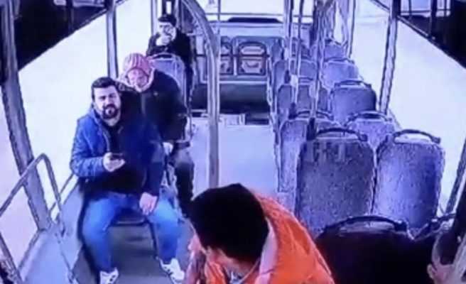 Otobüste fenalaşan adam hayatını kaybetti