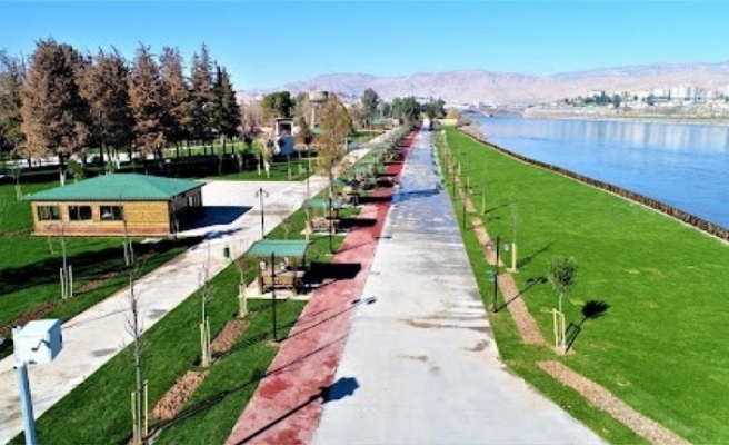 Parkta uygunsuz hareketlerde bulunan kişiler gözaltına alındı