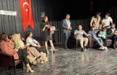 Tiyatro topluluğu gösterilerine devam ediyor