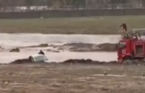 Araçta mahsur kalanlar kurtarıldı