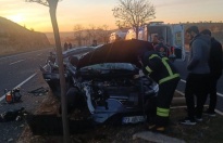 Araç kaza yaptı 1 ölü 2 yaralı