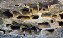 Gabar dağındaki 7 katlı mağara ilgi çekiyor