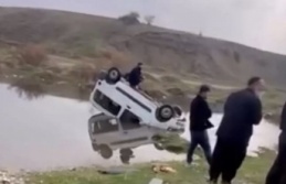 Kazada takla atan araç gölete düştü