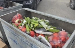 Çöpte Gıda toplayan vatandaş yürek burktu