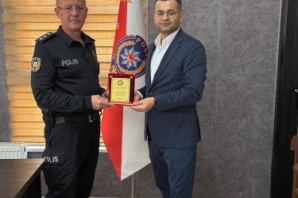 Emniyet müdürüne plaket