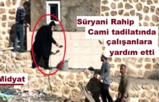 Rahip cami tadilatında çalışanlara yardım etti