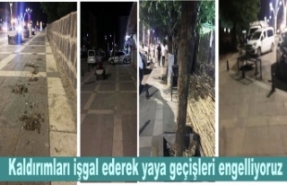 Kaldırımları işgal ederken yayaları rahatsız...