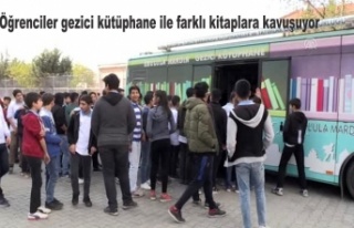 Öğrenciler gezici kütüphane ile farklı kitaplara...