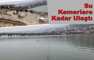 Su, köprünün kemerlerine ulaştı