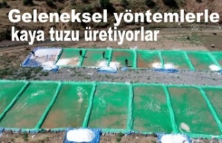 Geleneksel yöntemlerle kaya tuzu üretiyorlar