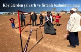 Köylülerden şalvarlı ve fistanlı badminton maçı