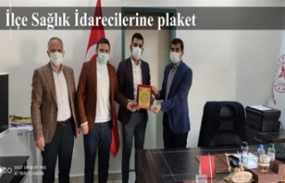 İlçe Sağlık İdarecilerine plaket