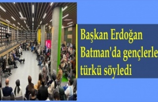 Başkan Erdoğan, Batman'da gençlerle türkü...