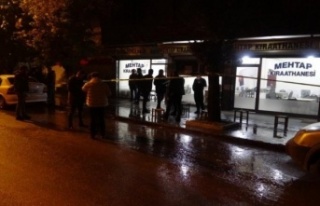 Maskeli saldırganlar kahveye ateş açtı: 3 yaralı