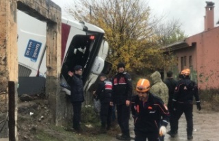 Otobüs devrildi: 20 yaralı