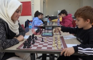 Satranç turnuvasında anne oğluna rakip oldu