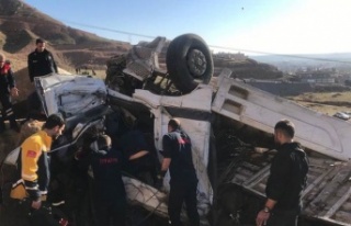 Kömür yüklü TIR  devrildi 1 ölü