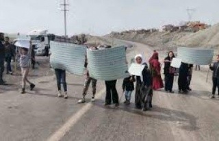 Kaza olunca, vatandaşlar yolda eylem yaptı