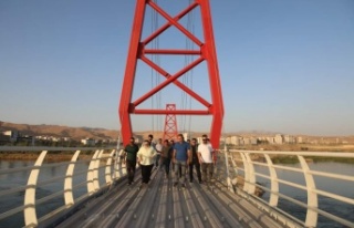 Kaymakam yapımı devam eden Cizre Asma köprüyü...