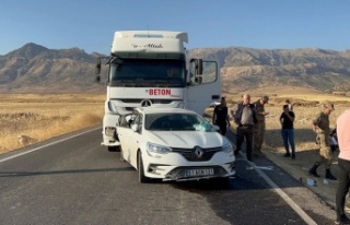 Tır otomobile bindi 1 ölü 2 ağır yaralı