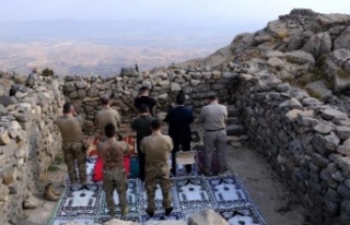 Vali Atay Cudi dağında namaz kıldı