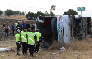 Yolcu otobüsü devrildi 6 ölü 35 yaralı