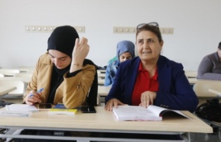 60 yaşında üniversiteli oldu