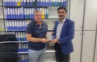 Ahmet Nas'a Kızılay'dan teşekür plaketi