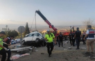Kamyonun freni patladı 5 ölü 17 yaralı