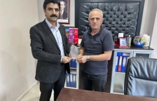 Kızılay'dan Akay'a teşekkür plaketi
