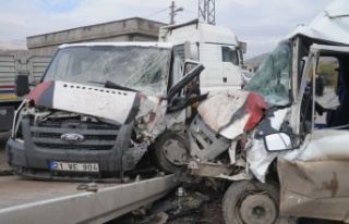 İki minibüs kafa kafaya çarpıştı 18 yaralı