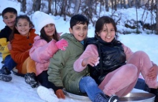 Çocuklar leğende kayarak karın keyfini yaşıyor