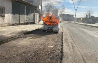 Park halindeki Minibüs alev aldı