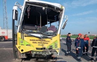 Midibüs TIR çarpıştı 18 kişi yaralandı