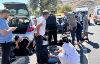 İki otomobilin çarpışması sonucu 11 kişi yaralandı