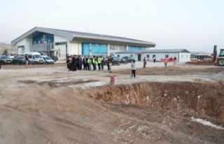 Vali Ekici Cizre'de 75 yataklı hastane inşaatında...